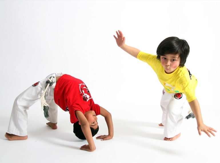 Escola Santa Mônica - 🤸‍♂️A Capoeira na educação infantil promove não  apenas o aprendizado do jogo como trabalha música, ritmo e o cantar.  👉Quando jogam capoeira, as crianças estão aprendendo esperar sua